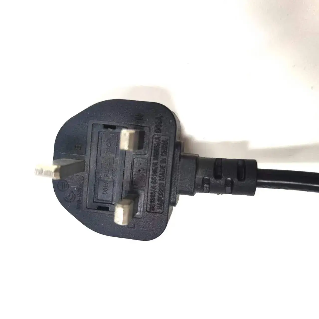 Sản phẩm cáp nguồn chất lượng từ nhà cung cấp, dây cáp 0.75mm2 với đầu cắm UK và đầu dây đã bóc
