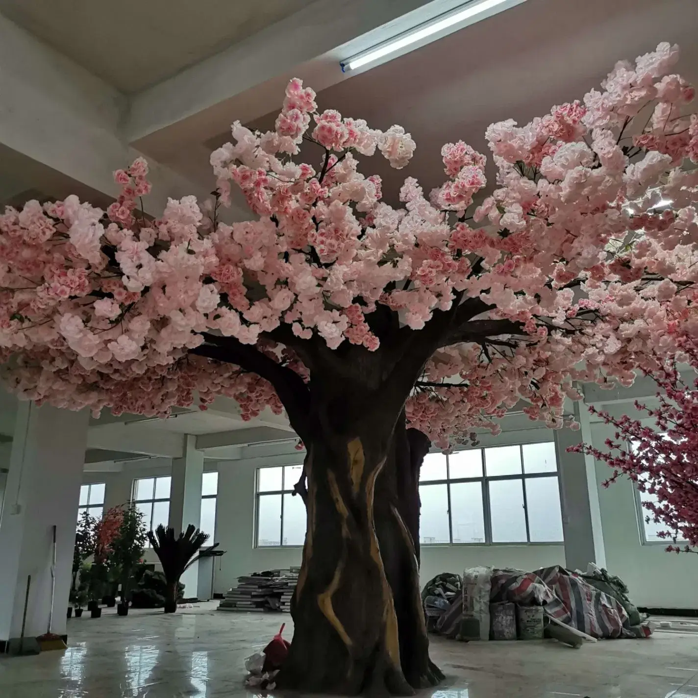 Cây hoa anh đào giả lớn - Sự lựa chọn hoàn hảo cho việc trang trí đám cưới