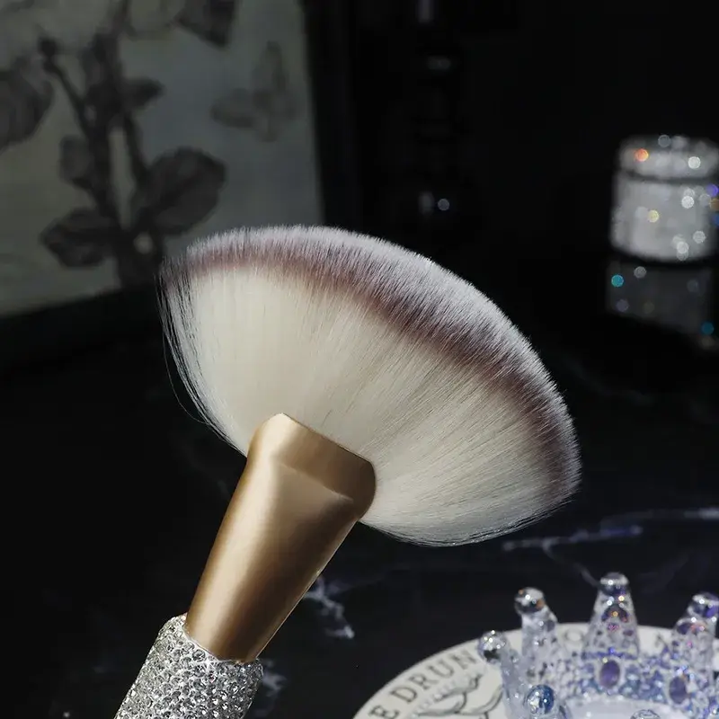 Cọ trang điểm lông mềm như kim cương với đính đá tinh tế