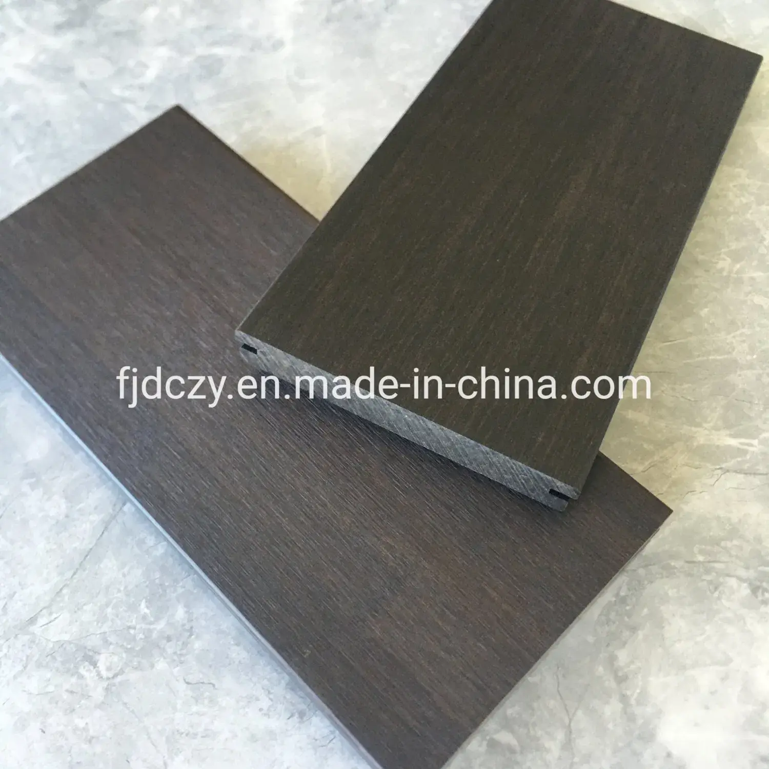 Sản phẩm sàn tre màu đỏ đậm chất lượng bền vững cho không gian ngoại thất