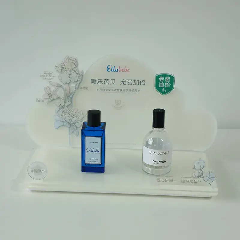 Thiết kế trưng bày acrylic trắng cho sự giới thiệu sản phẩm thanh lịch và tinh tế