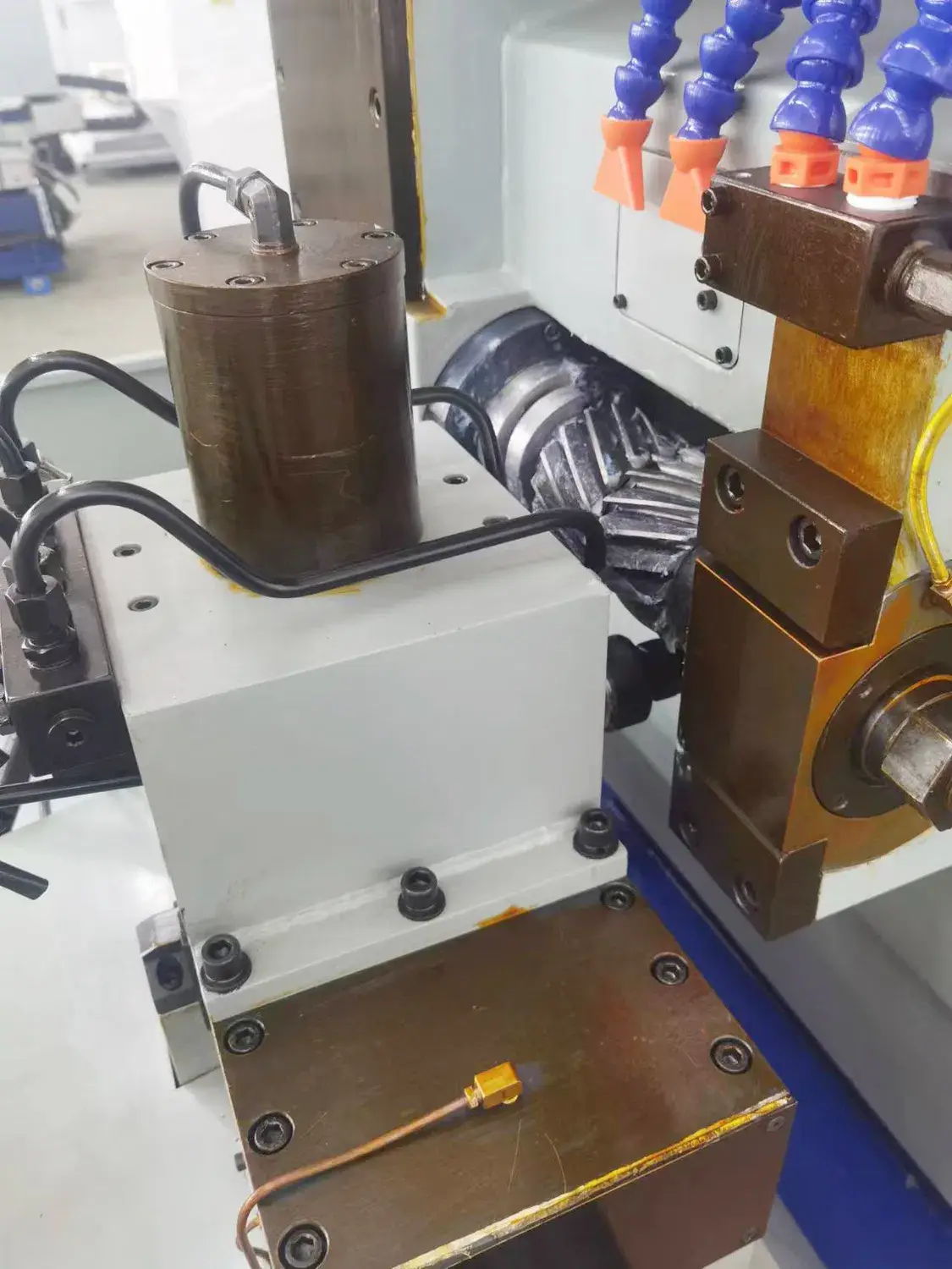 Máy phay CNC ngang với độ chính xác cao phục vụ cho việc mài mòn của ray hướng thang máy