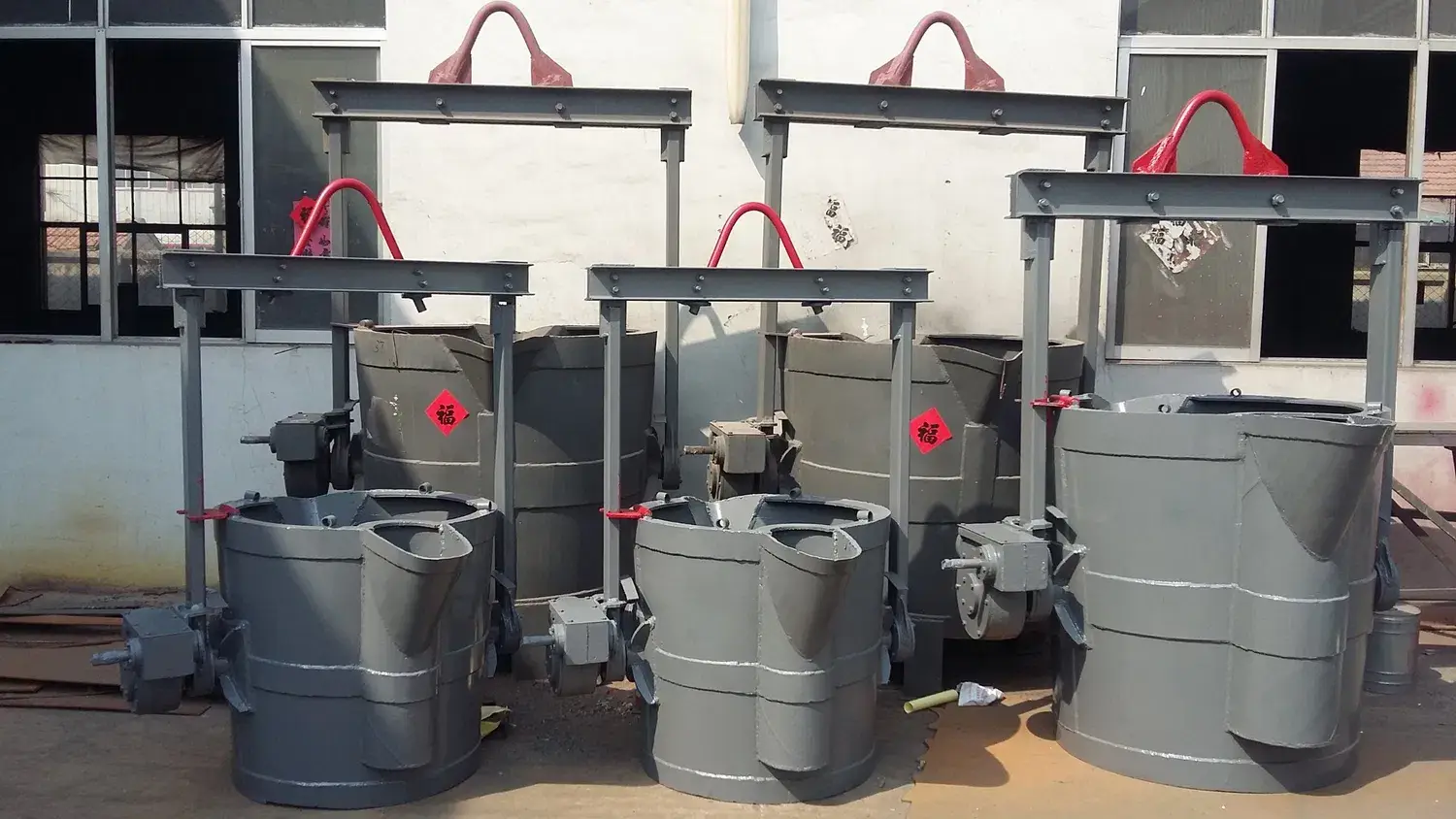 Bình trà rót hình cầu độc đáo, được làm từ kim loại cao cấp