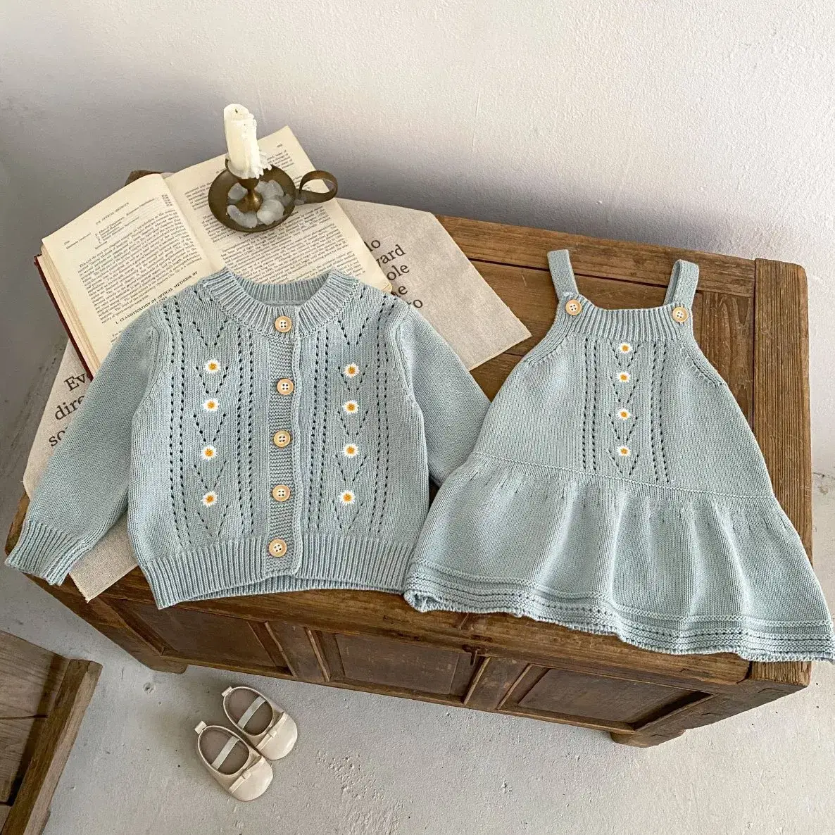 Trẻ sơ sinh: Áo len cotton màu xanh, quần áo thu đông và váy thêu hoa cúc rỗng cho bé gái