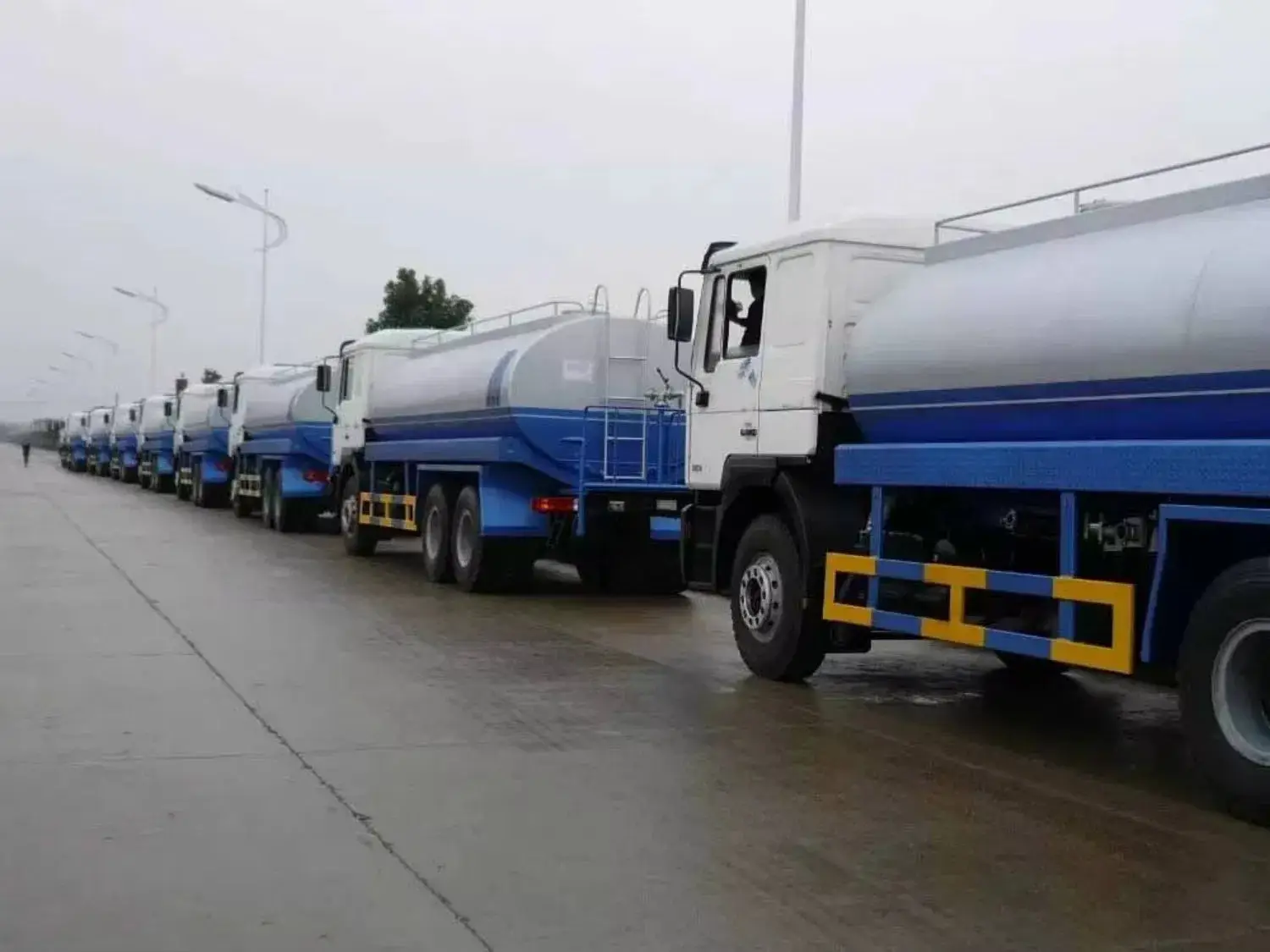 Máy phun áp suất cao 20000L 6X4 cho xe bồn cung cấp nước