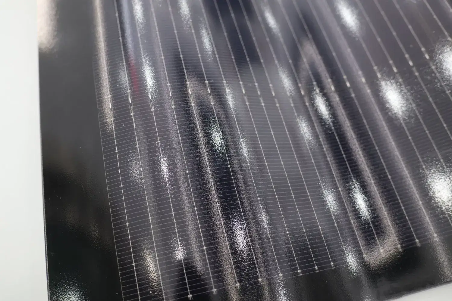 Ngói năng lượng mặt trời BIPV màu đen dạng mái cong - Lựa chọn công nghệ năng lượng xanh hiệu quả