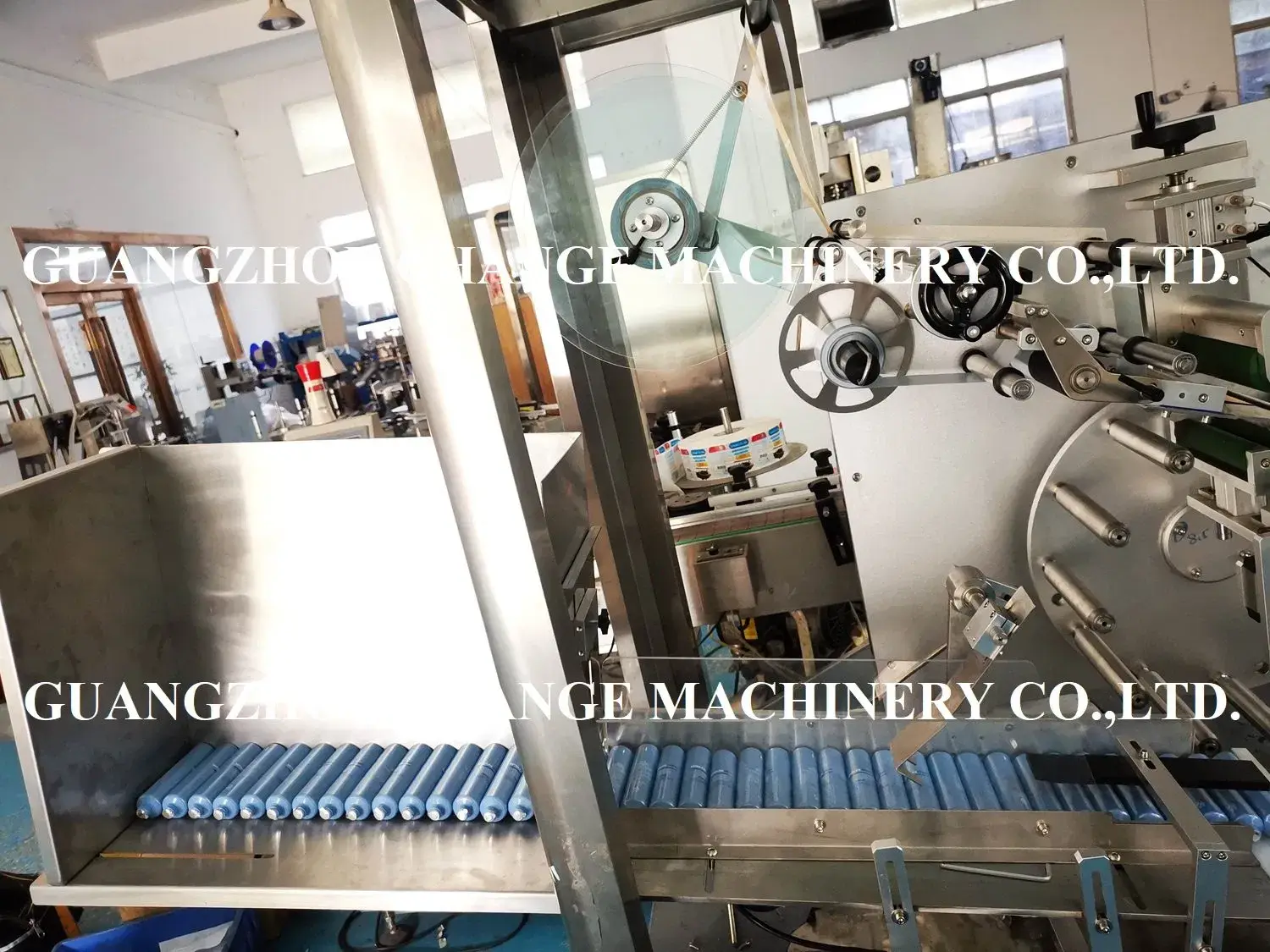 Máy dán nhãn cho ống nhựa mềm - Giải pháp dán nhãn chính xác và hiệu quả