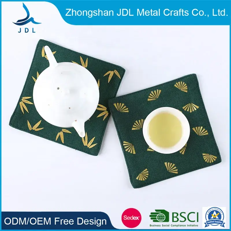 Khăn trải bàn tròn chất lượng cao phù hợp cho nhà hàng, khách sạn và gia đình với đệm sưởi và lót ly bằng vật liệu polyester