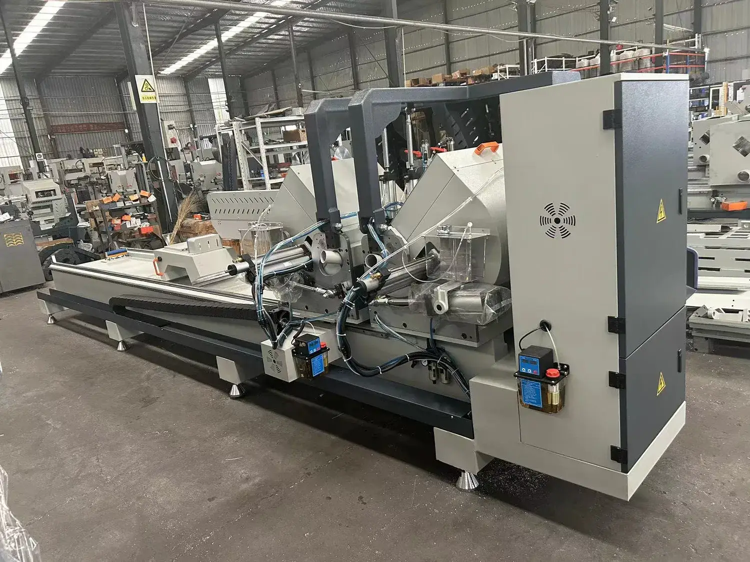 Máy làm cửa sổ UPVC tiên tiến với tính năng cắt nhôm tự động và cưa CNC