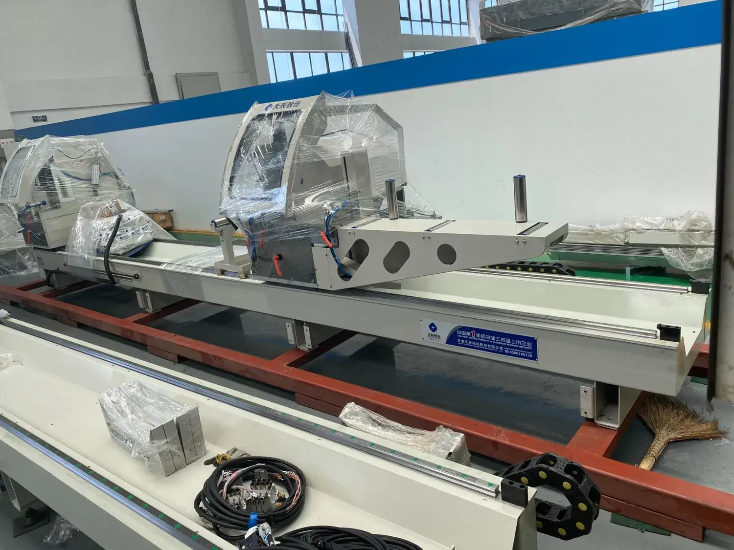 Địa chỉ cung cấp máy cắt hai đầu chất lượng cao tự động CNC, máy cắt hai đầu miter, máy móc nhôm uy tín