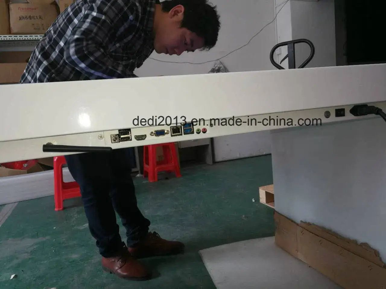 Bàn cảm ứng thông minh kích thước 43'' và 55'' dành cho không gian cà phê và nhà hàng