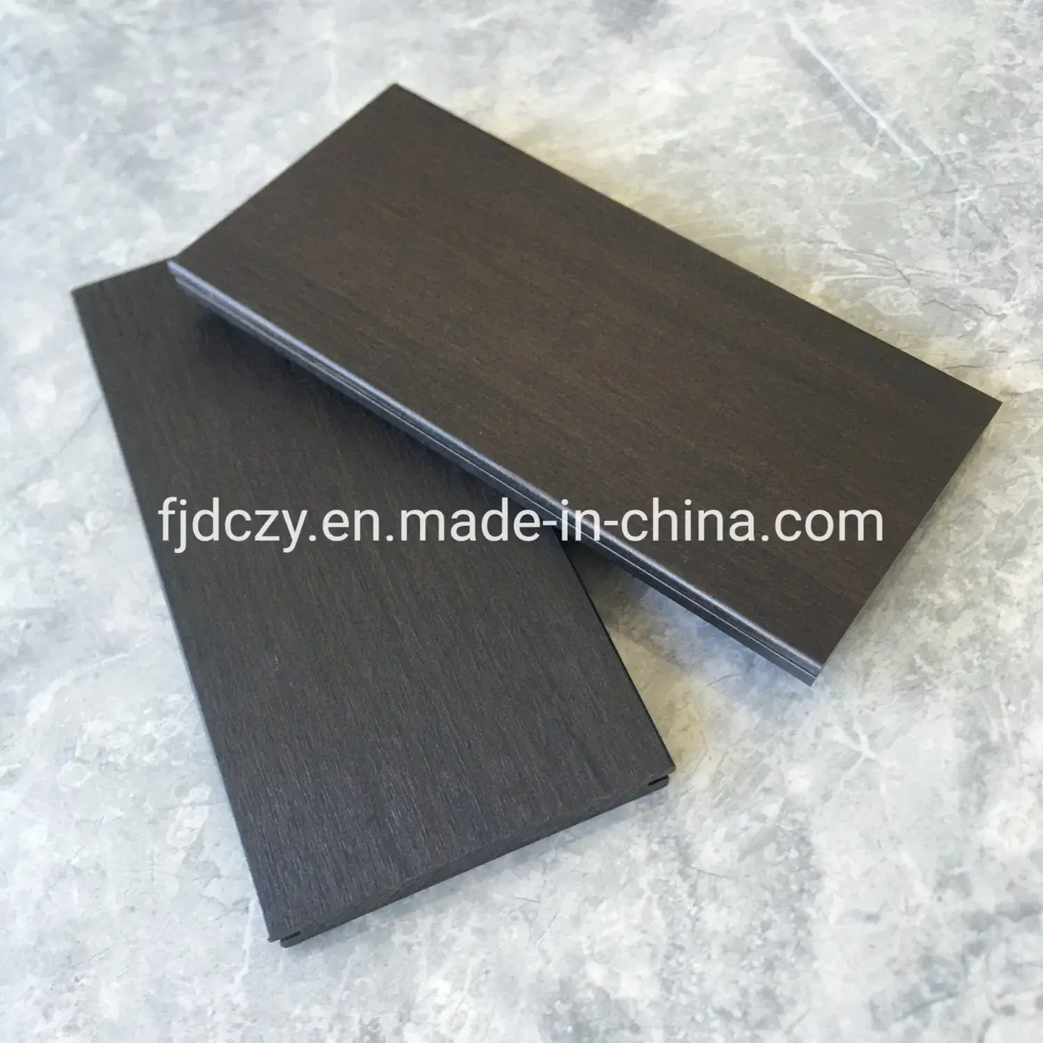 Sản phẩm sàn tre màu đỏ đậm chất lượng bền vững cho không gian ngoại thất