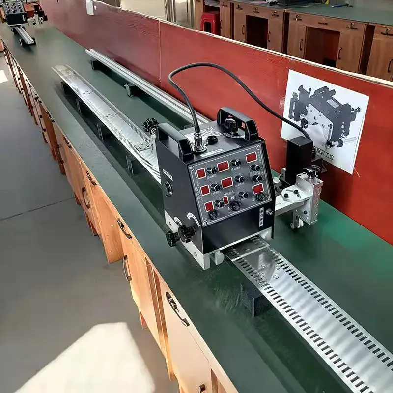 Máy hàn bồn di động tự động hoạt động trên đường ray thẳng và sử dụng công nghệ từ tính