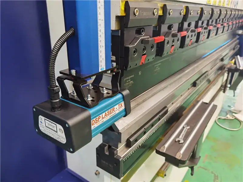Thiết bị máy uốn kim loại thủy lực CNC 250ton/ 4000mm 4+1 trục với bộ điều khiển Delem
