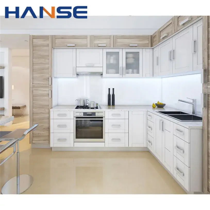 Tạo ra không gian bếp hiện đại với thiết kế tùy chỉnh, tủ bếp trắng hình chữ L và vật liệu PVC