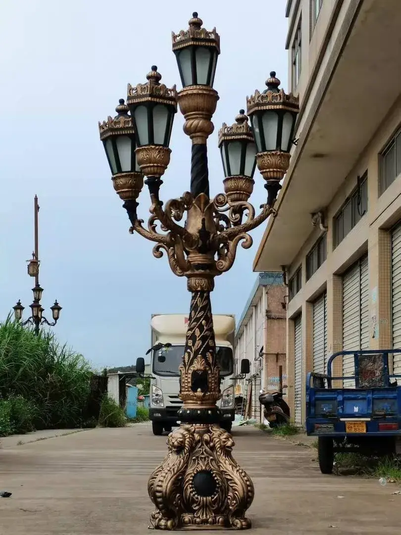 Đèn cột sắt đúc cổ điển: Nguyên liệu kim loại nhôm tạo ánh sáng ấm áp tinh tế