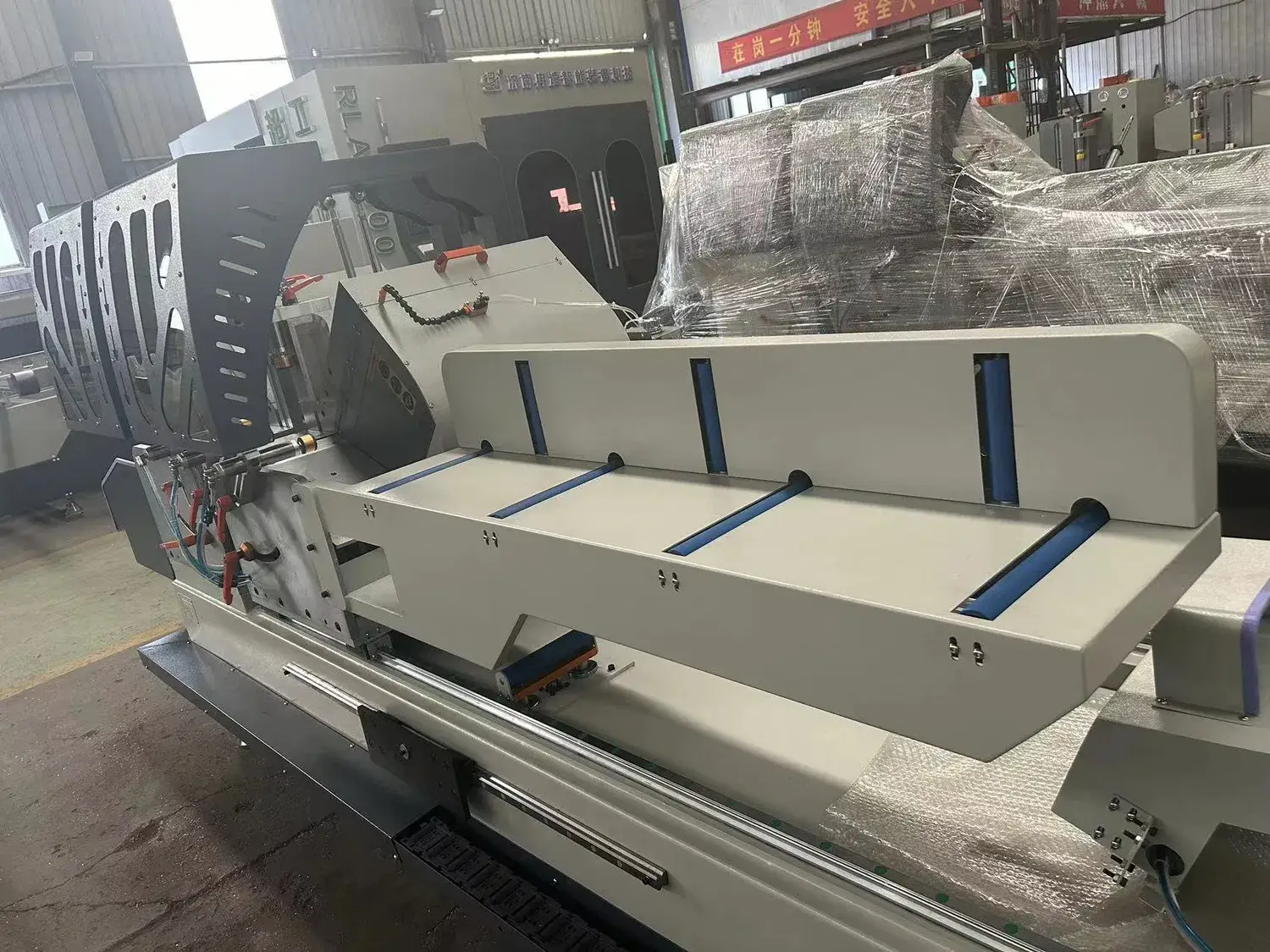 Máy làm cửa sổ UPVC tiên tiến với tính năng cắt nhôm tự động và cưa CNC