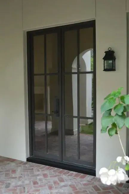 Cửa kim loại cổ điển phong cách cho công trình thương mại với lớp kính chất lượng