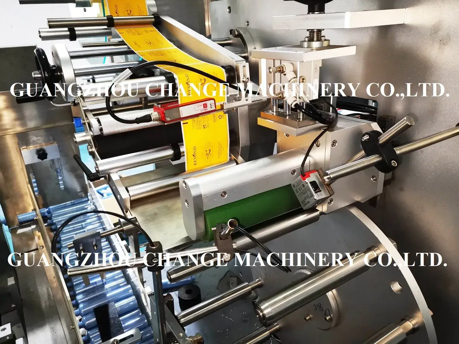 Máy dán nhãn cho ống nhựa mềm - Giải pháp dán nhãn chính xác và hiệu quả