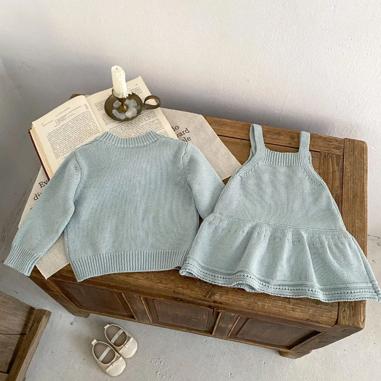 Trẻ sơ sinh: Áo len cotton màu xanh, quần áo thu đông và váy thêu hoa cúc rỗng cho bé gái
