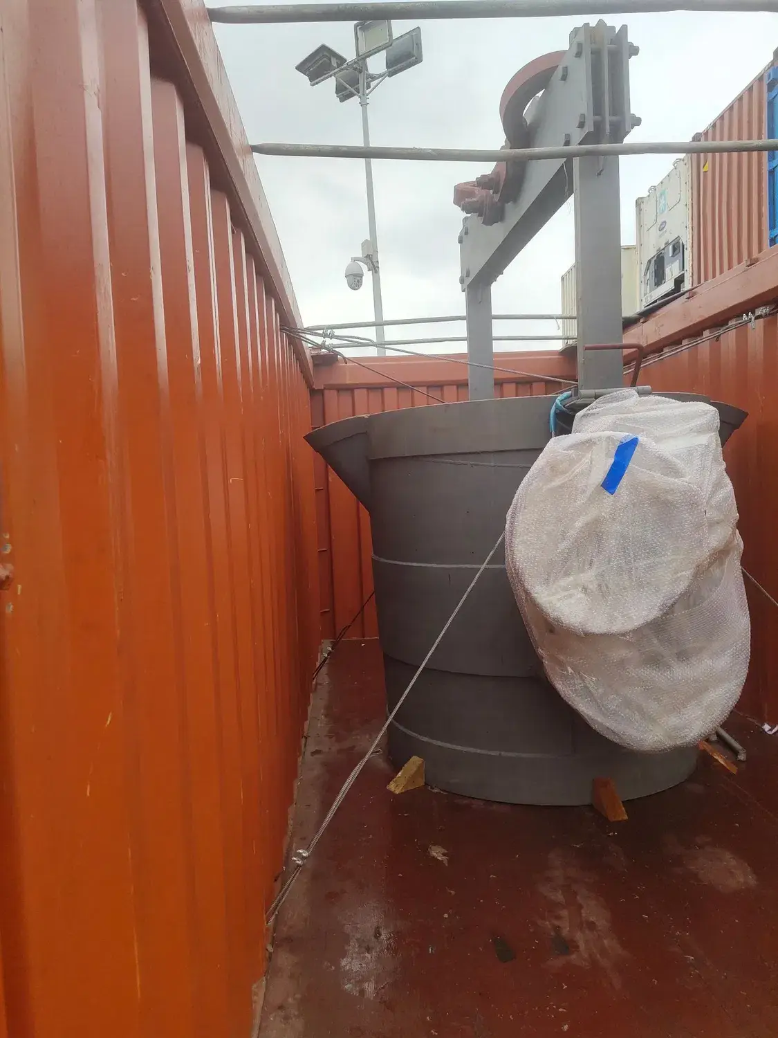 Bình trà rót hình cầu độc đáo, được làm từ kim loại cao cấp