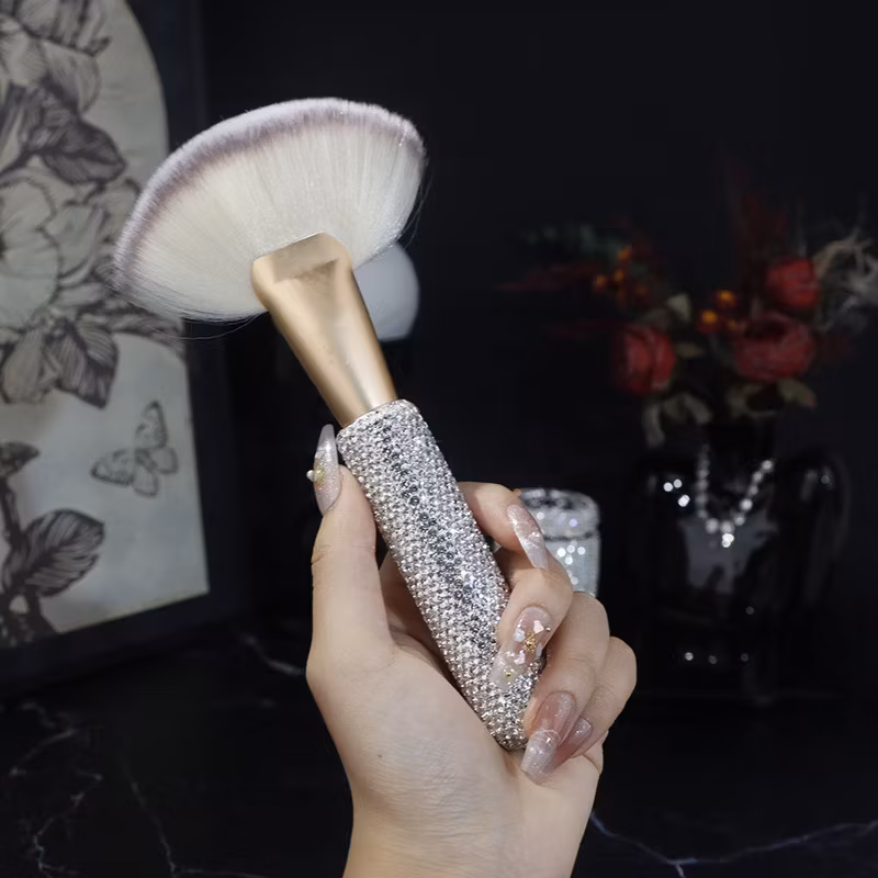 Cọ trang điểm lông mềm như kim cương với đính đá tinh tế hình ảnh 13-description