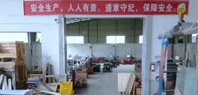 Tiêu đề mới: Kệ đựng son môi cao cấp bằng kính trong suốt từ nhà cung cấp uy tín hình ảnh 16-description