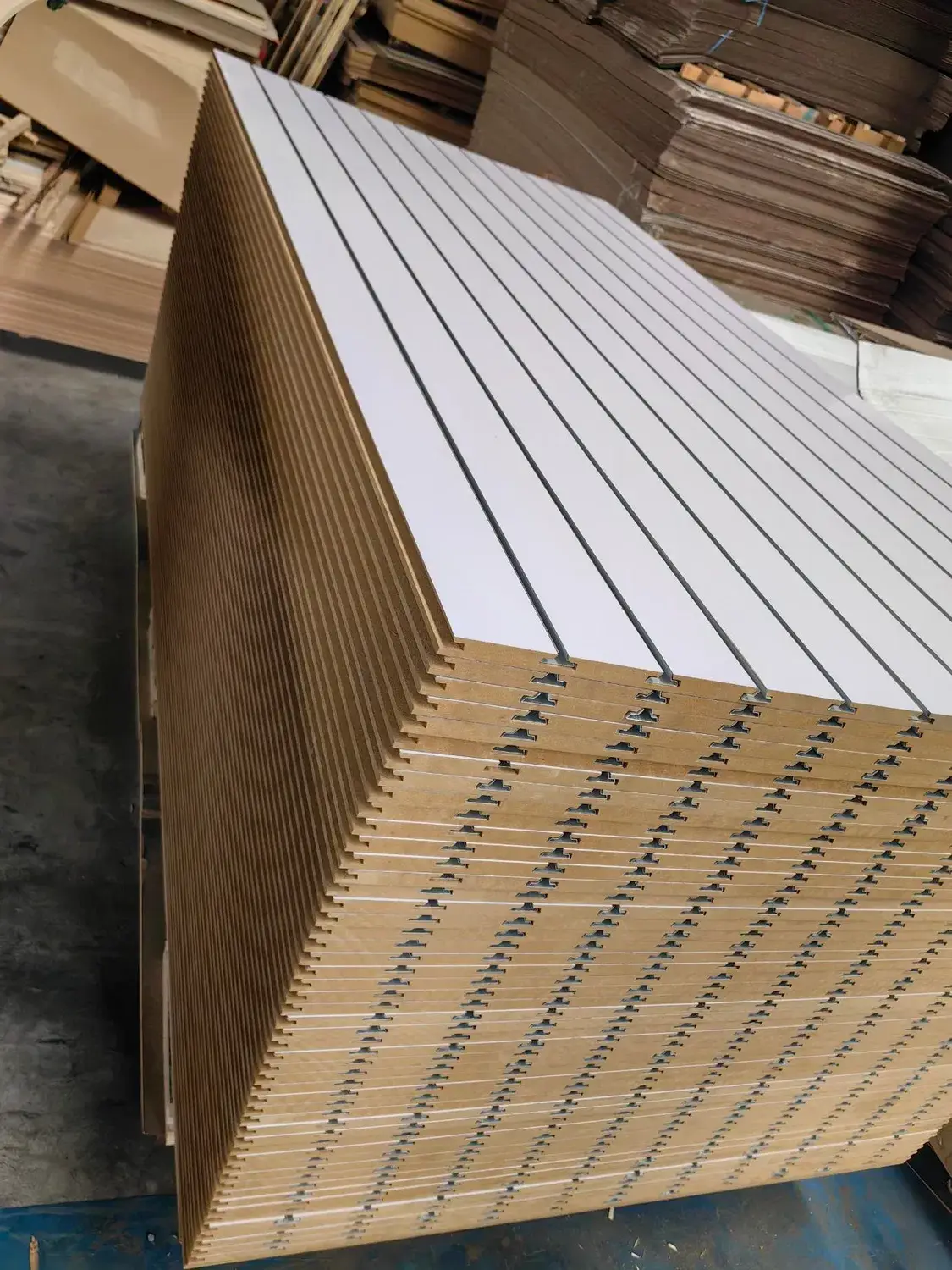 Bảng Slatwall Trang trí 15mm, 18mm, 20mm cho Trưng bày Cửa hàng