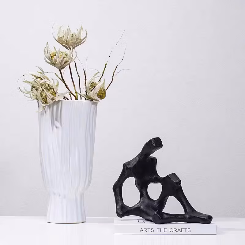 Bàn ăn phòng khách hiện đại được trang trí bằng hình người từ nhựa resin hình ảnh 16-description