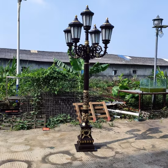Đèn cột sắt đúc cổ điển: Nguyên liệu kim loại nhôm tạo ánh sáng ấm áp tinh tế