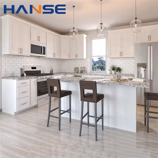 Tạo ra không gian bếp hiện đại với thiết kế tùy chỉnh, tủ bếp trắng hình chữ L và vật liệu PVC