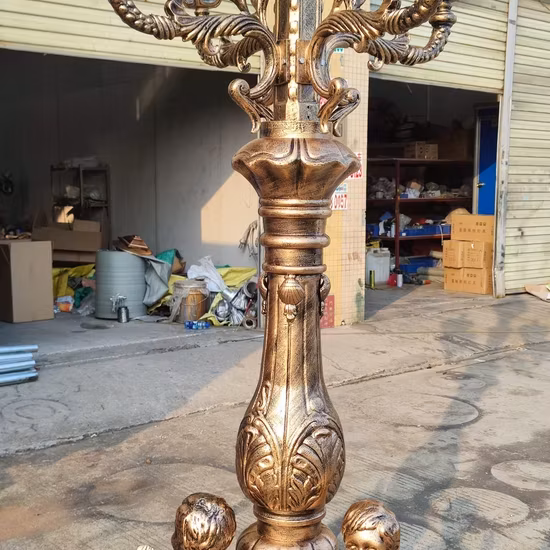 Đèn cột sắt đúc cổ điển: Nguyên liệu kim loại nhôm tạo ánh sáng ấm áp tinh tế hình ảnh 1-description