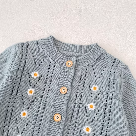 Trẻ sơ sinh: Áo len cotton màu xanh, quần áo thu đông và váy thêu hoa cúc rỗng cho bé gái