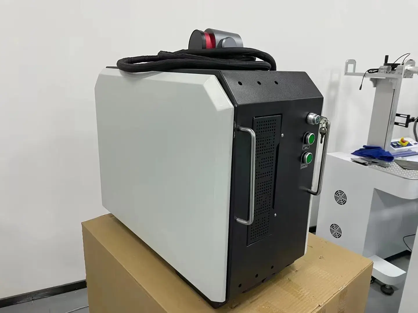 Máy làm sạch công nghiệp bằng laser sợi quang xung, công cụ tẩy rỉ kim loại, công suất 200W 300W 500W
