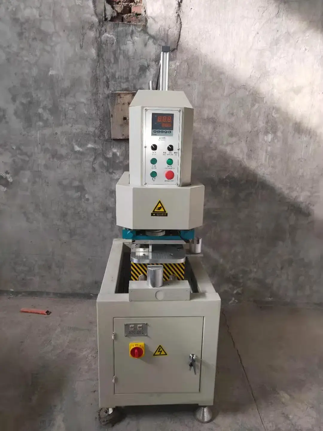 Máy hàn UPVC đầu đơn cửa sổ năm 2024 - Lựa chọn hàng đầu cho công việc hàn