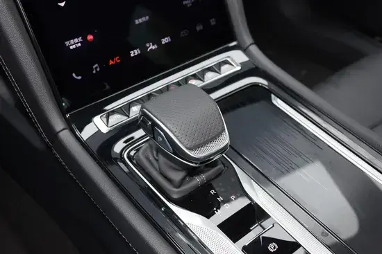 FAW Hongqi H6 - Xe Nhiên Liệu 2.0t 224HP L4 - Mẫu Xe Ô Tô Xăng Người Lớn 2025