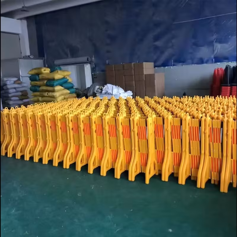 Rào chắn đường và cột chắn bằng nhựa, nón an toàn và các loại rào chắn hiệu quả hình ảnh 20-description