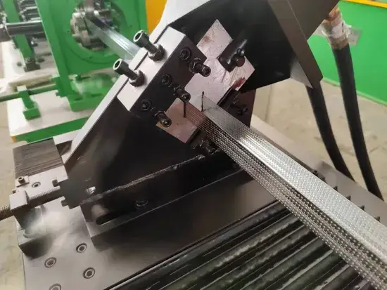 Dây chuyền hình thành góc thép mạ kẽm kích thước 25x25 và máy hình thành hồ sơ góc