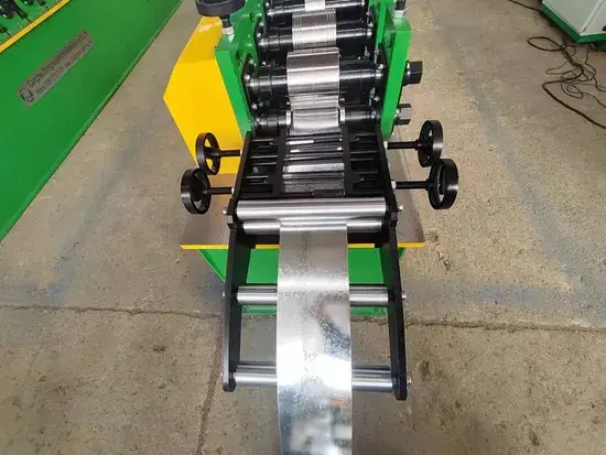 Dây chuyền hình thành góc thép mạ kẽm kích thước 25x25 và máy hình thành hồ sơ góc