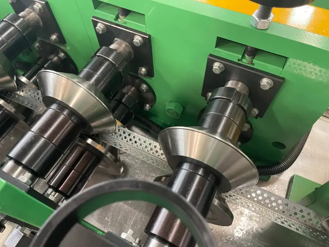 Dây chuyền hình thành góc thép mạ kẽm kích thước 25x25 và máy hình thành hồ sơ góc hình ảnh 15-description