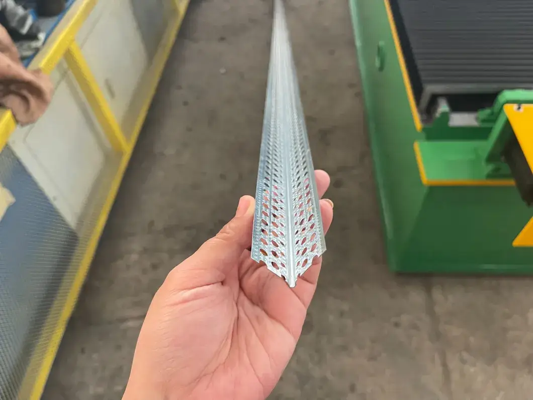 Dây chuyền hình thành góc thép mạ kẽm kích thước 25x25 và máy hình thành hồ sơ góc hình ảnh 14-description