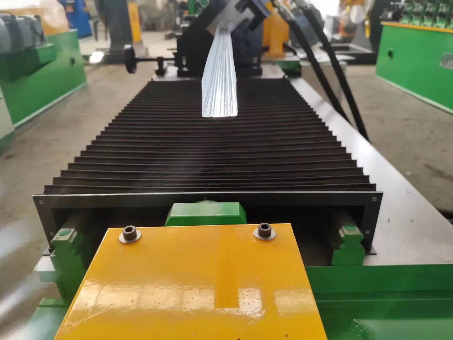 Dây chuyền hình thành góc thép mạ kẽm kích thước 25x25 và máy hình thành hồ sơ góc