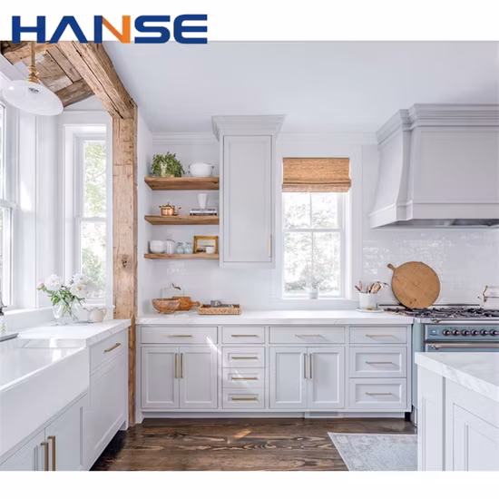 Tạo ra không gian bếp hiện đại với thiết kế tùy chỉnh, tủ bếp trắng hình chữ L và vật liệu PVC