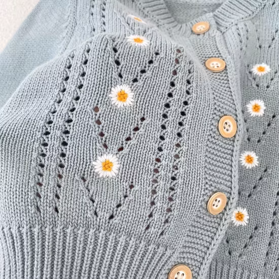 Trẻ sơ sinh: Áo len cotton màu xanh, quần áo thu đông và váy thêu hoa cúc rỗng cho bé gái