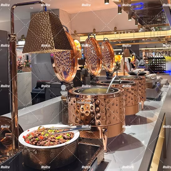 Bàn buffet chứa thực phẩm và đồ uống, bao gồm nồi súp, khay giữ nóng, sử dụng cả nhiên liệu và điện, làm từ thép không gỉ, với nắp màu bạc, là lựa chọn lý tưởng cho đám cưới và các dịch vụ ăn uống