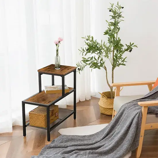 Bàn cuối bằng gỗ thông phong cách Tiers với kệ dưới được làm từ lưới sắt