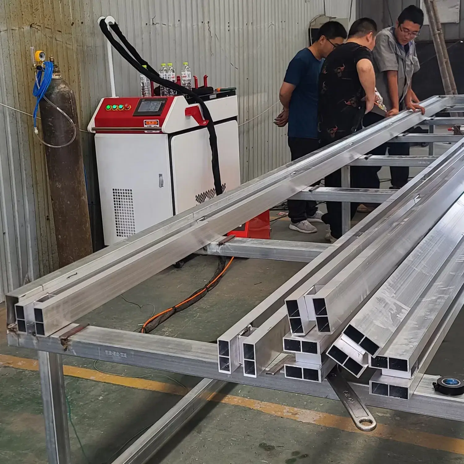 Máy hàn laser cầm tay 3 trong 1 cho công việc hàn, cắt và làm sạch ống