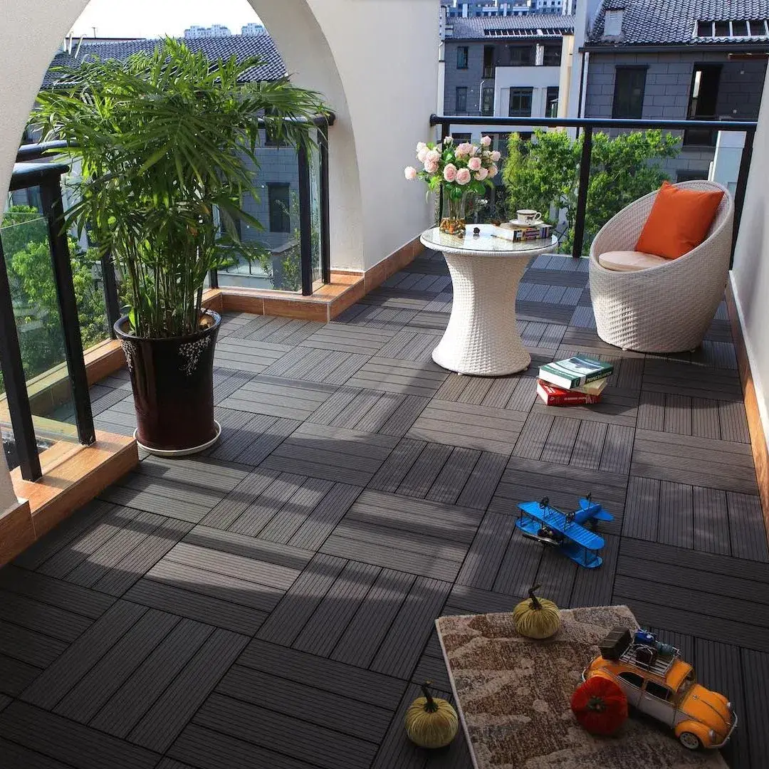 Phân phối gạch lát sàn WPC kích thước 300*300mm dành cho ban công và hiên nhà