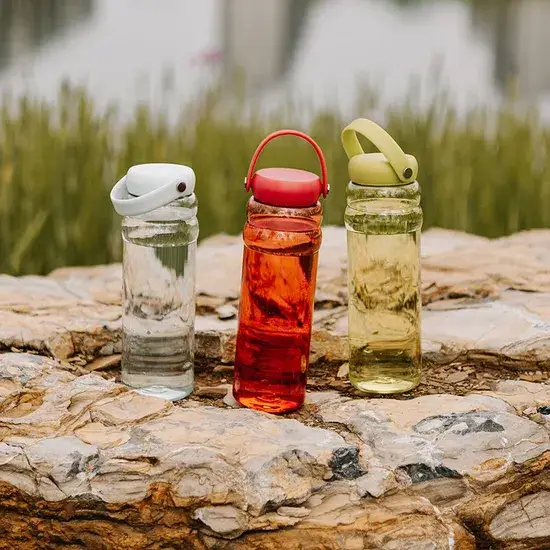 Bình nước uống 32oz được làm từ nhựa Tritan an toàn, thân thiện với môi trường, tiện lợi và không chứa chất BPA