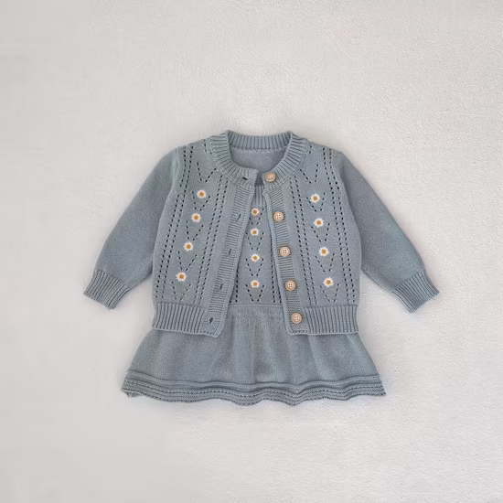 Trẻ sơ sinh: Áo len cotton màu xanh, quần áo thu đông và váy thêu hoa cúc rỗng cho bé gái